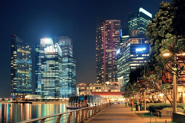 都市の建物と夜のシンガポールのスカイライン — ストック写真