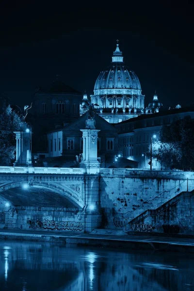 罗马的台伯河 晚上与梵蒂冈圣彼得教堂和埃马努埃莱二世桥在一起 — 图库照片