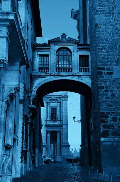 意大利罗马市政厅附近有拱门的街道景观 — 图库照片