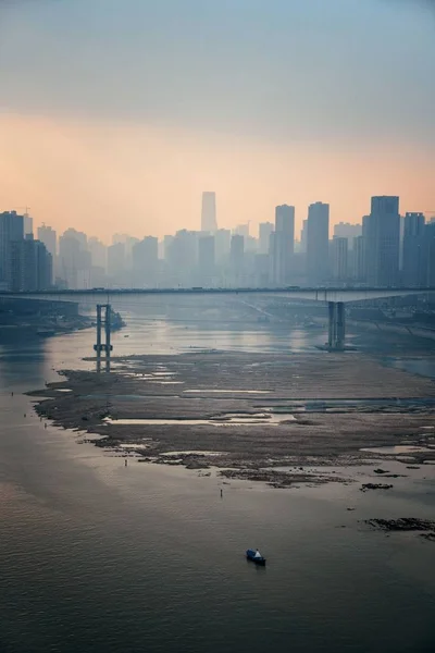 Budynki Mostowe Miejskie Mglisty Dzień Chongqing — Zdjęcie stockowe