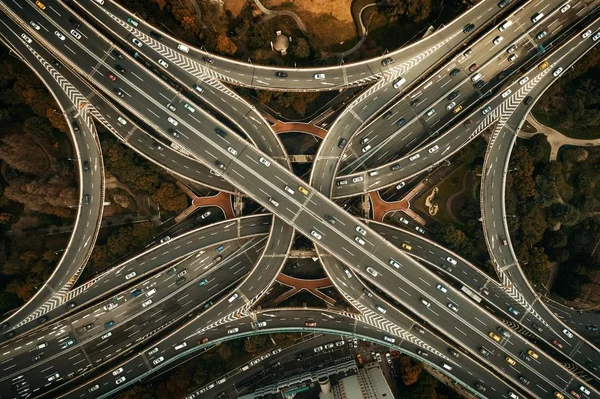 中国の交通量の多い上海延安路陸橋 — ストック写真