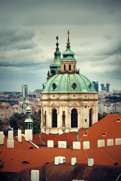 捷克共和国有教堂和穹顶的布拉格天际线屋顶景观 — 图库照片
