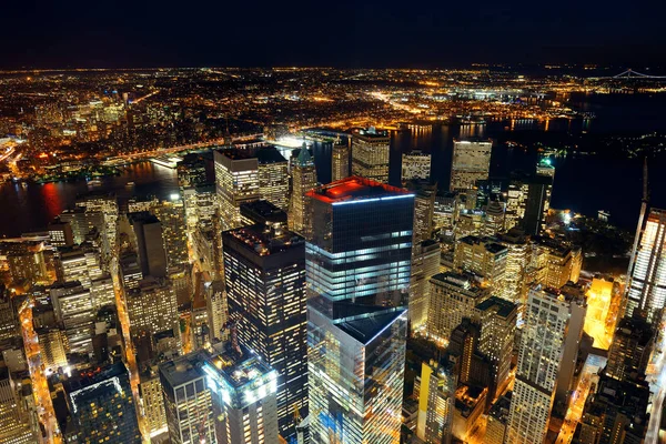 纽约市中心有摩天大楼的屋顶夜景 — 图库照片