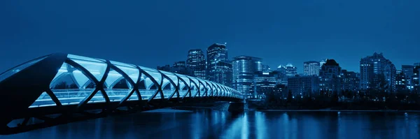 加拿大艾伯塔省卡尔加里市的城市景观 晚上有和平桥和市中心摩天大楼 — 图库照片