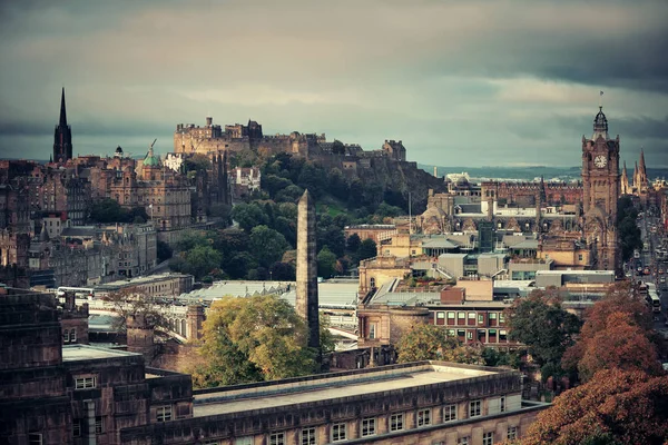 Edinburgh şehrinin ufuk çizgisi Calton Hill 'den görülüyor. Birleşik Krallık.