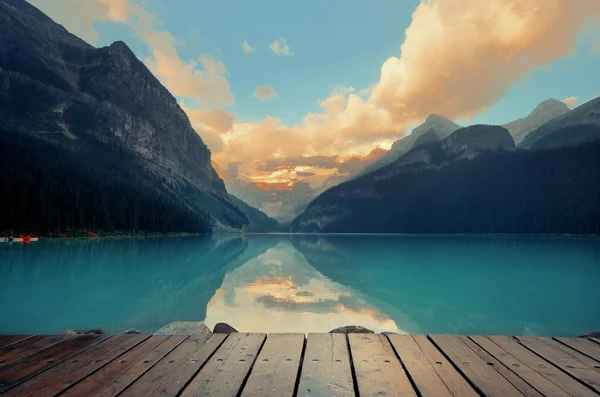 Lake Louise Nach Regen Bei Sonnenuntergang Mit Wolken Und Reflexion — Stockfoto