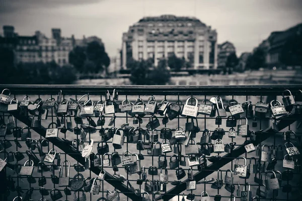 Grande Quantidade Cadeados Ponte Sobre Rio Sena Paris — Fotografia de Stock