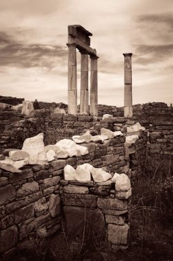 Ayağı Delos tarihi kalıntıları olarak