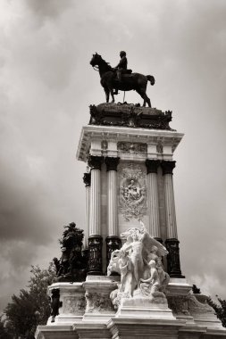 Madrid El Retiro Park anıtı
