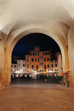 Piazza dell Anfiteatro Giriş Gecesi