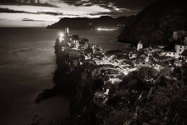 Vernazza Cinque Terre siyah beyaz geceleri
