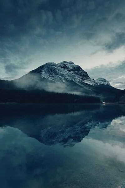 Montanha com reflexão lago — Fotografia de Stock