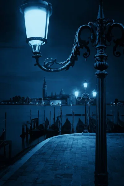 Benátky v noci a kostel San Giorgio Maggiore — Stock fotografie