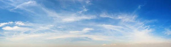 Panorama del cielo soleggiato — Foto Stock