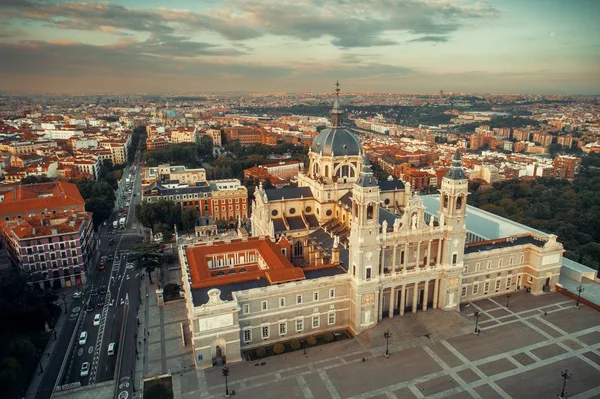 Madrid Almudena katedral antenn utsikt — Stockfoto