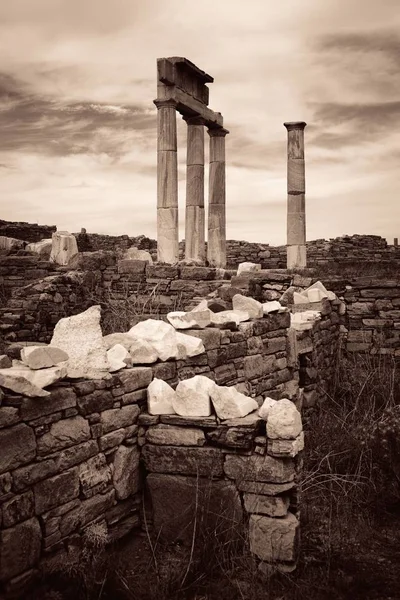 Pilíř v historické ruiny v Delos — Stock fotografie