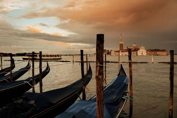 Gondola és a San Giorgio Maggiore sziget napkelte — Stock Fotó