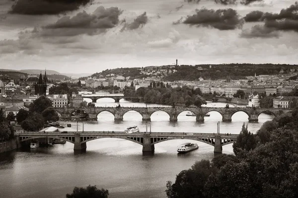 Prága városára és a híd — Stock Fotó
