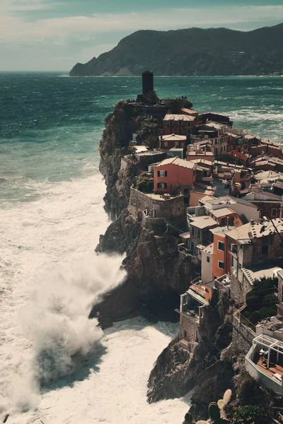 Vernazza 建筑和海中五渔村 — 图库照片