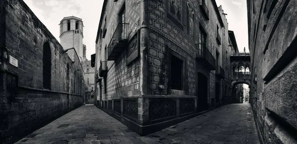 Edifícios antigos em Bairro Gótico em Barcelona — Fotografia de Stock