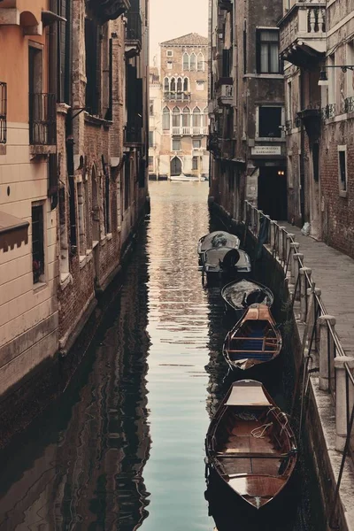 Veneza beco do barco — Fotografia de Stock