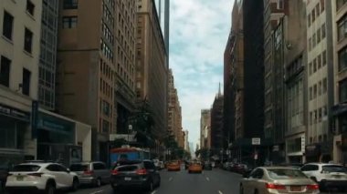 Manhattan New York şehir merkezinde beşinci cadde ve Flatiron Binası hiperlapse görünümü sürüş