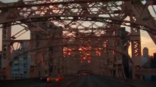 Puesta de sol en el puente Queensboro de Nueva York — Vídeo de stock