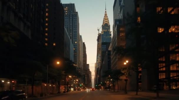 夜のニューヨーク市42丁目クライスラービル — ストック動画