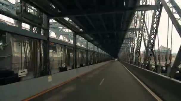 Rijden Williamsburg Bridge Met Metro Trein Tussen Downtown Manhattan Brooklyn — Stockvideo