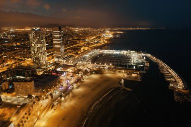 Barcelona sahil gece