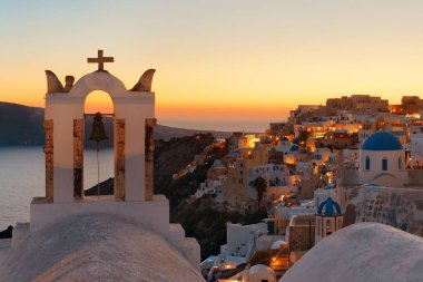 Santorini manzarası gece çan kulesi