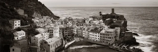 Budynki i morze Vernazza w Cinque Terre Panorama — Zdjęcie stockowe