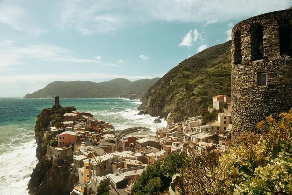 Vernazza 建筑和海中五渔村 — 图库照片