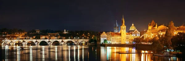 プラハのスカイラインと橋 — ストック写真