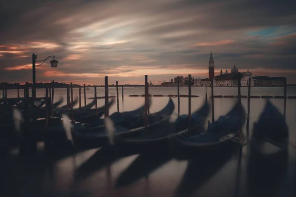 Gondel und Sonnenaufgang auf der Insel San Giorgio Maggiore — Stockfoto