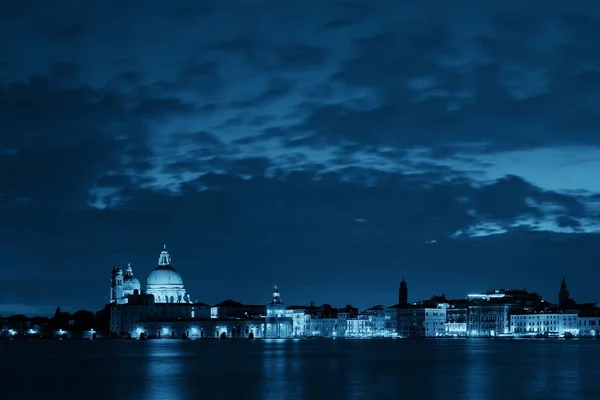 Venetië skyline in de nacht — Stockfoto