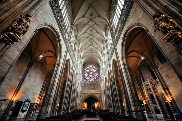 Invändig utsikt över St Vitus Cathedral — Stockfoto