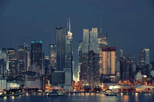 Manhattan Midtown Skyline por la noche — Foto de Stock