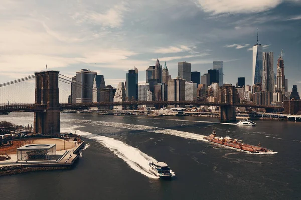 Brooklyn Bridge en de binnenstad van Manhattan — Stockfoto