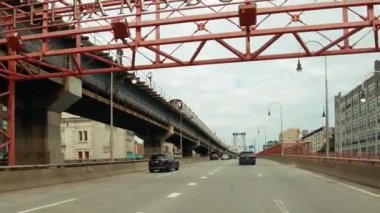 Manhattan'ı Brooklyn'e bağlayan metro treniyle Williamsburg Köprüsü'nde sürüş