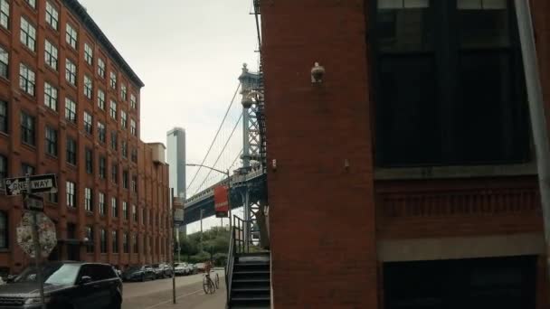 Manhattan bridge straatmening — Stockvideo