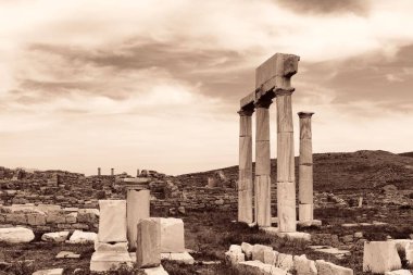 Ayağı Delos tarihi kalıntıları olarak