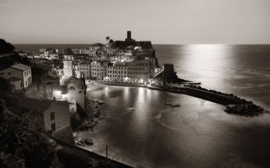 Vernazza Cinque Terre siyah beyaz geceleri