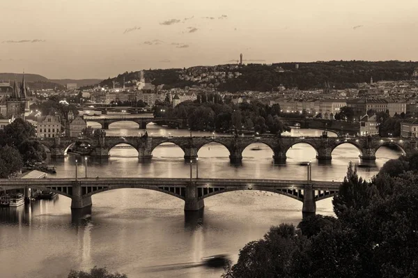 Skyline de Praga y puente — Foto de Stock