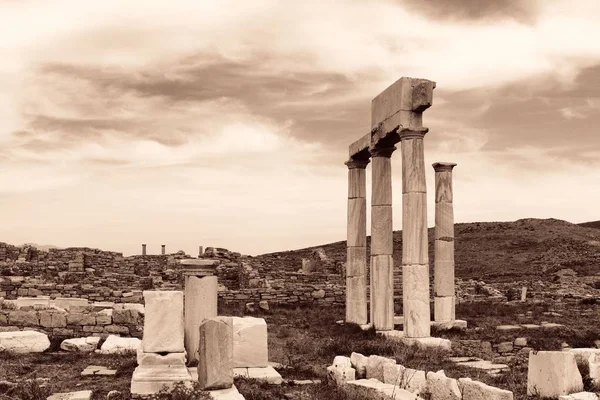 Pelaren i historiska ruiner i Delos — Stockfoto