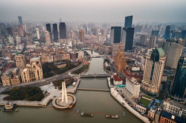 Widok z lotu ptaka miasta z dzielnicy biznesowej Pudong w Szanghaju — Zdjęcie stockowe