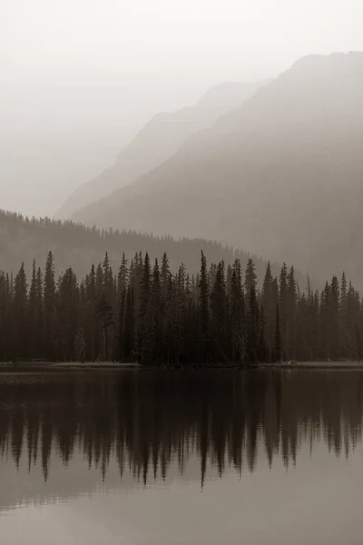 Nebeliger Bergsee — Stockfoto