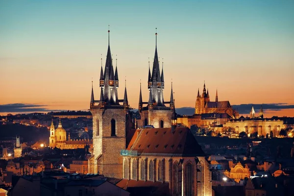 Vårfrukyrkan Innan Týn sunset — Stockfoto