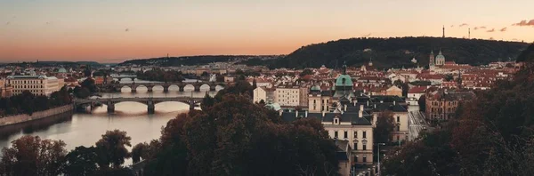 Prager Skyline und Brücke — Stockfoto