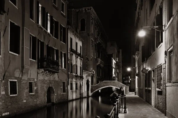 Pont nocturne du canal de Venise — Photo